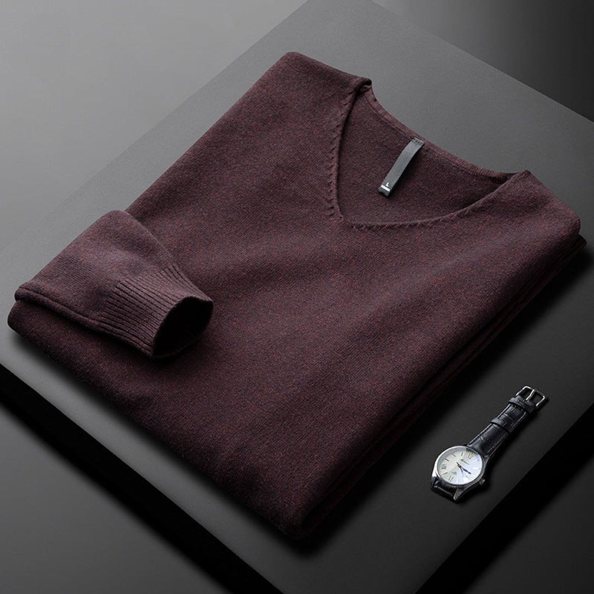 Folded burgundy V-neck knitted jumper with ribbed cuffs and hem