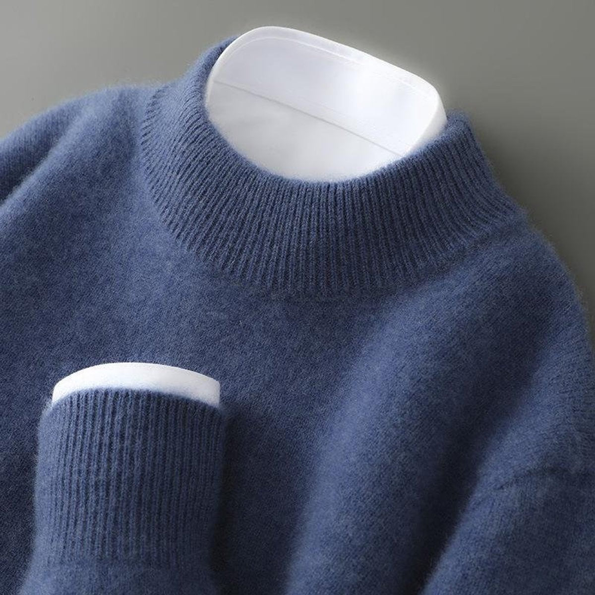 Navy cashmere crew-neck jumper with fine-gauge ribbed cuffs