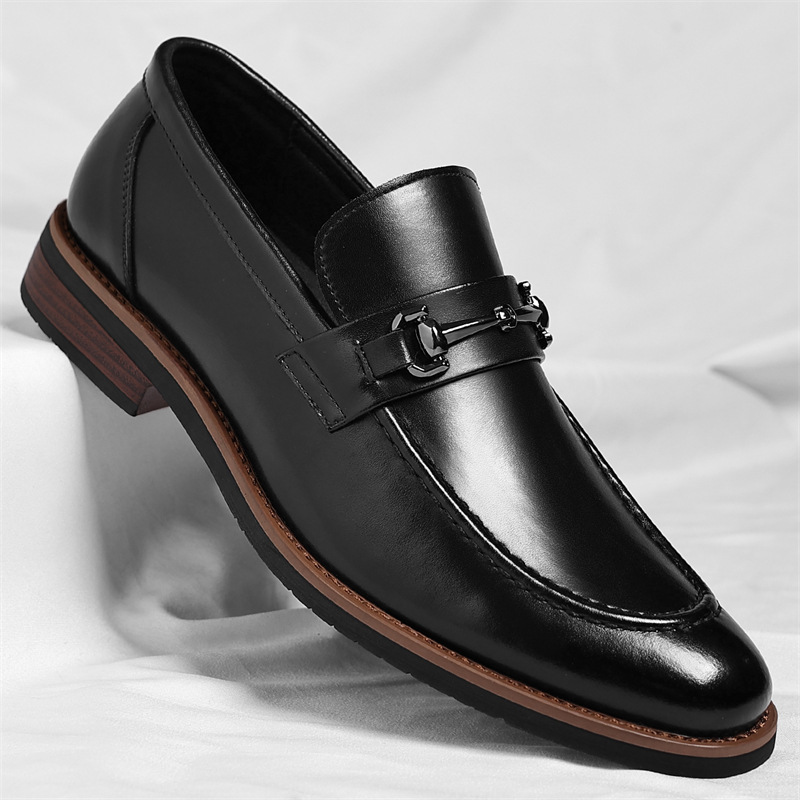 Black leather loafer with sleek horsebit buckle and contrast sole