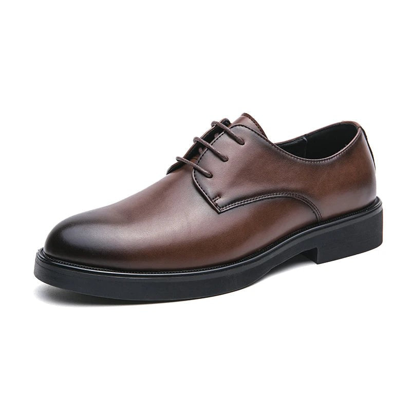 Men's brown leather Oxford shoe with round toe and lace fastening