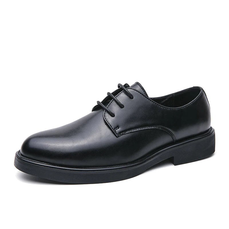 Black leather lace-up Oxford shoe with glossy round toe finish